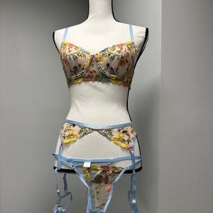 🚨Super Cute Floral Bra, Panty, and Garter Set Size S